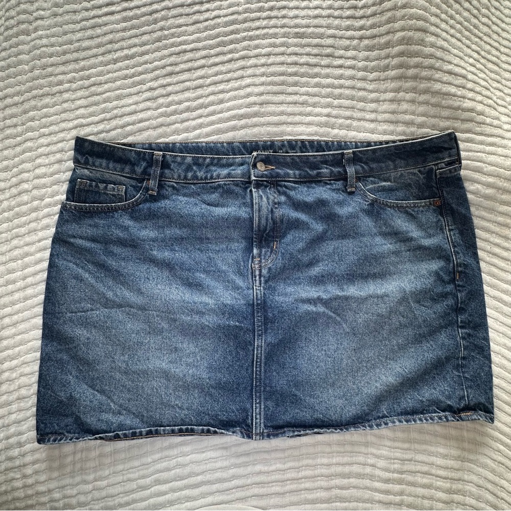 Old Navy 22 Mid Rise OG Denim Mini Skirt - Classic Medium Wash Blue Jean Skirt - Picture 5 of 6